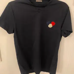 It’s a marine blue moncler t shirt the condition is 7/10 has been worn a couple of times I’ve hade it for about a year now. The size is Small and it is a very nice t shirt. It is a little damaged up top around the neck 