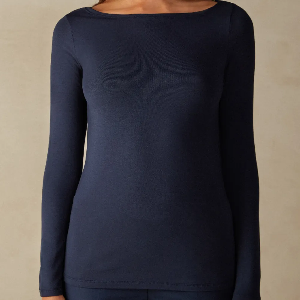 Blå intimissimi tröja, inga hål, nyskick!💗 Storlek M Säljer pga för stor 280kr +frakt . Tröjor & Koftor.