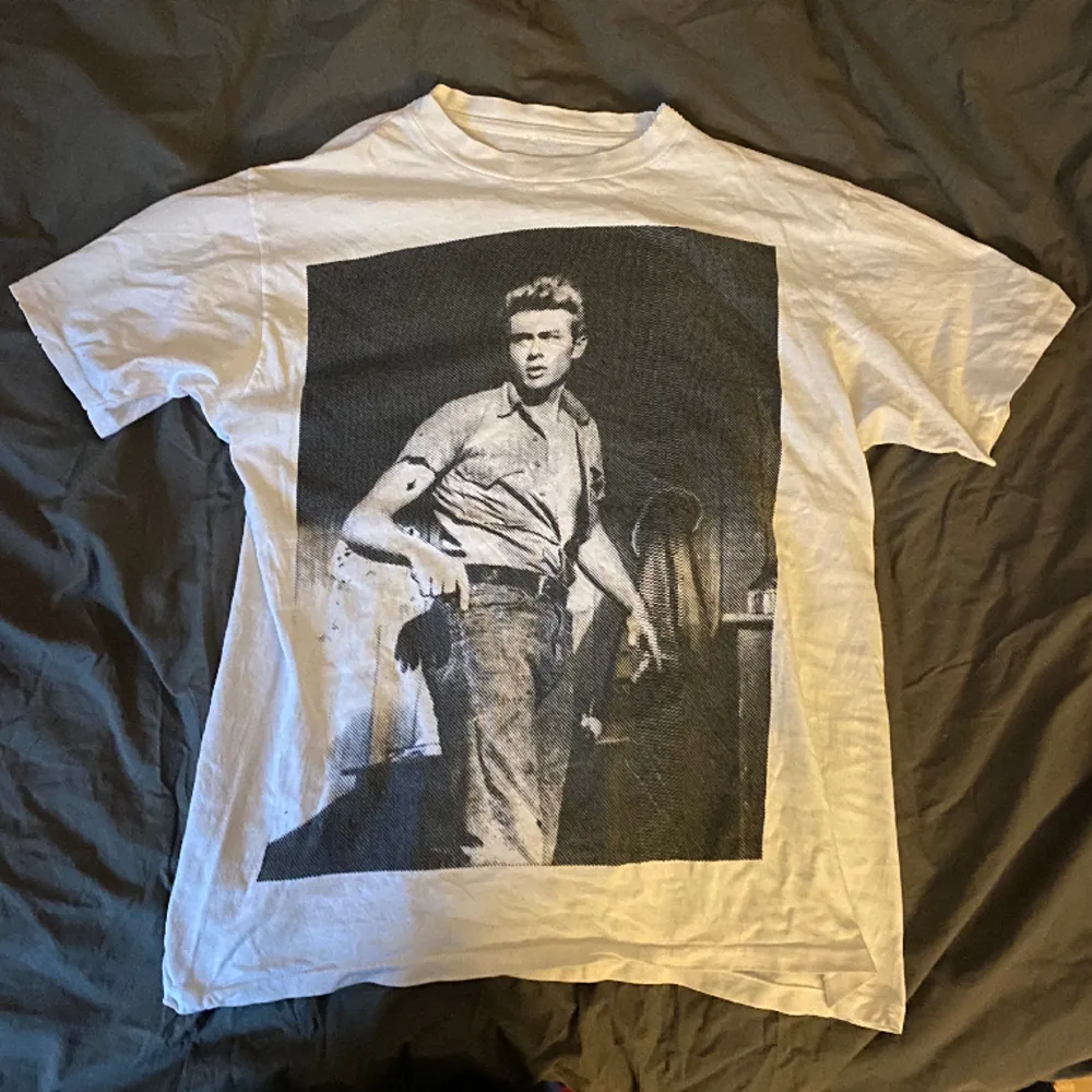 Vit t shirt med James Dean. Okänd storlek och märke men skulle säga M/L (herr/unisex). . T-shirts.