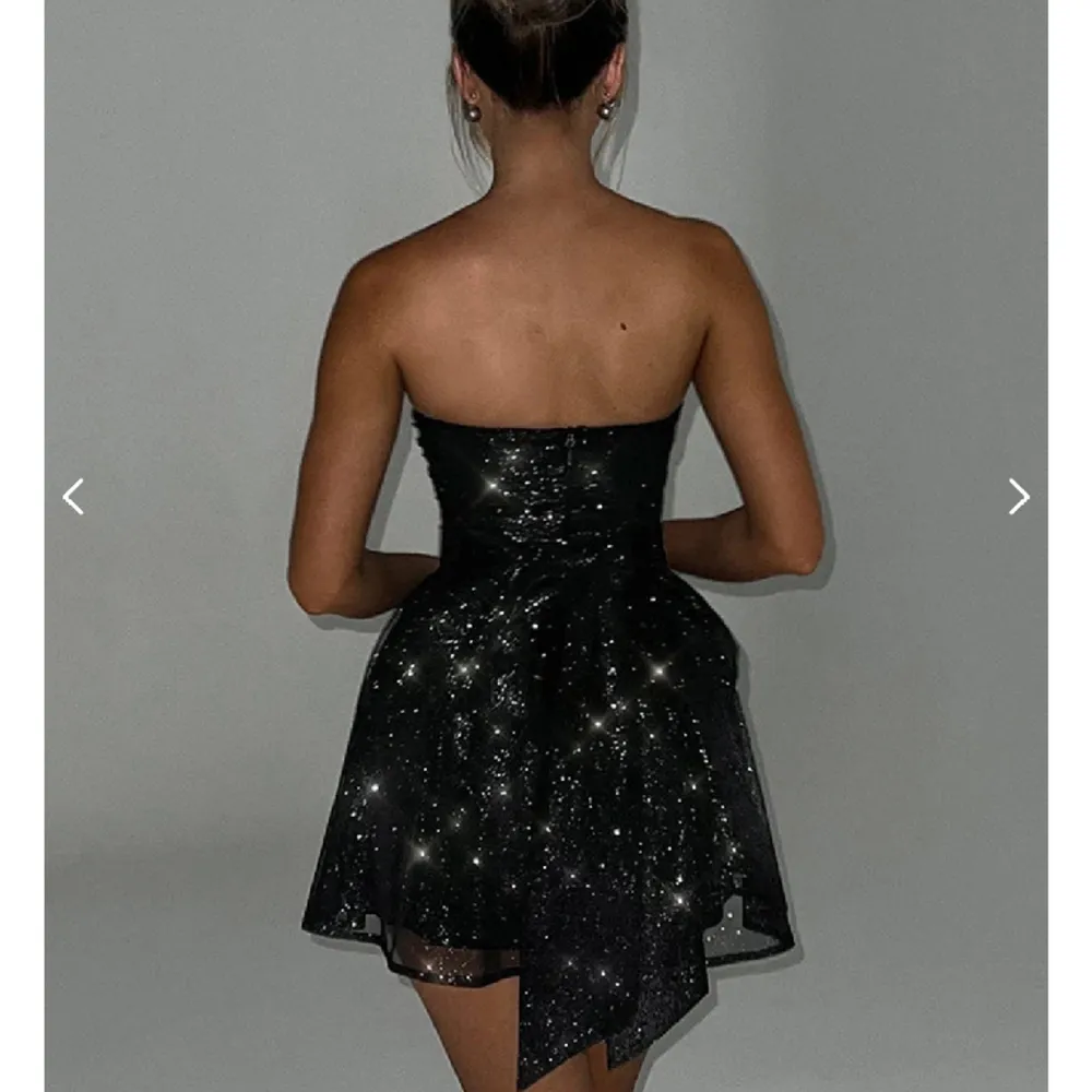Säljer den här super fina glitter klänningen då den var för kort för mig som är 170💗✨  Aldrig använd endast testad ☺️ Nypris 459kr. Klänningar.