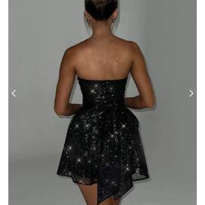 Säljer den här super fina glitter klänningen då den var för kort för mig som är 170💗✨  Aldrig använd endast testad ☺️ Nypris 459kr