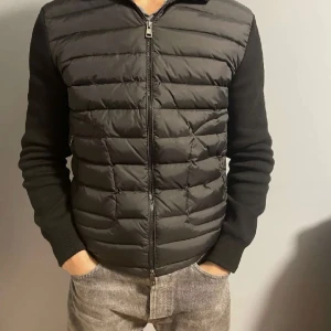 Moncler Cardigan  - Säljer nu en moncler cardigan, använd 2-3 gånger,storlek XL och passar väldigt bra till de som ha storlek L.  se sista bild för äkthetsbevis! Pris går att diskuteras!