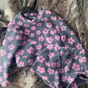 Pyjamas sätt - Jätte fint nästan oanvänt pyjamas sätt 