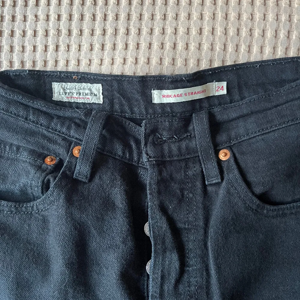 Supersköna brallor! 😍Svarta, raka, högmidjade byxor. I storlek 24, alltså en mindre modell och i perfekt längd för de som är kortare! Använda endast ett fåtal gånger, finns ett litet märke längst ner. Säljer då jag vill uppdatera min garderob ☺️ . Jeans & Byxor.