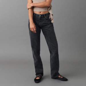 Säljer mina nya svarta/mörkgråa lågmidjade jeans från Gina Tricot, endast använda en gång! Köpta för 500 kr 🤗