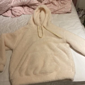 Mysig hoodie - En vit/beige hoodie supermjuk och aldrig använd!