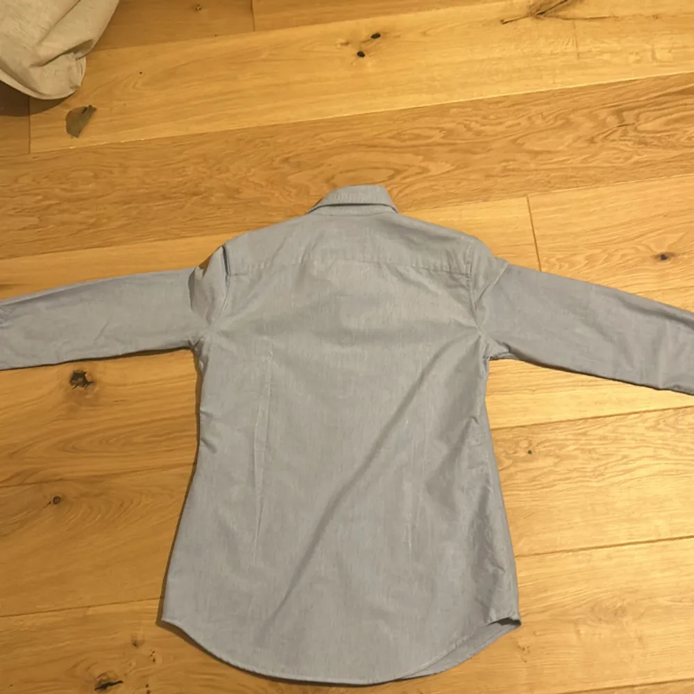 En snygg Ralph Loren skjorta i ny skick använd under 5 gånger. Skjortor.