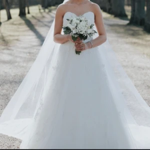 Bröllopsklänning - Väldigt fin skick, används endast vid ett tillfälle ca 5 timmar. Brudslöja medföljer