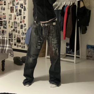 WAX jeans - Super snygga jeans med rött, vitt o svart tryck som dock har flagnat lite med tycker ändå dom är sjukt snygga🙏säljs då dom inte används längre och jag skulle säga att dom passar någon som är runt 155-165cm💞Midjemått 39/40cm rakt över innerben 73cm🫶