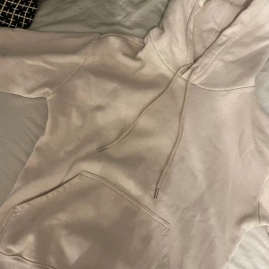 Beige hoodie  - Så mysig hoodie från ginatricot😚