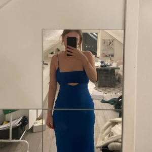Blå långklänning/balklänning  - Köpt från asos  Använd endast en gång  Vikt och sydd vid bröstet för att få en rak kant och även en ändrad söm där bak.  Säljer nu denna klänning för att den bara hänger i garderoben. Köpt för 850kr  