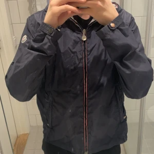 Moncler windbreaker - Tyvärr inget kvitto köpt på nk för något år sedan därav priset, hör av er med funderingar 