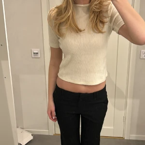 Zara topp - Jättsnygg vit tröja från zara i skönt material. Den är i storlek s. Den har inga defekter och har bara använts 1 gång💕🫶