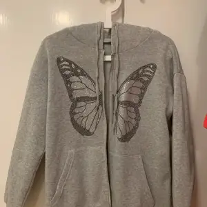 Super söt zip up hoodie med fjäril design, kan sakna några stenar av fjärilen. Skriv om ni har några frågor 