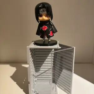 Itachi action figure.displayboxen ingår. Färg alternativ för displayboxen är svart och grå.Skriv gärna om fler bilder önskas eller om du undrar något.