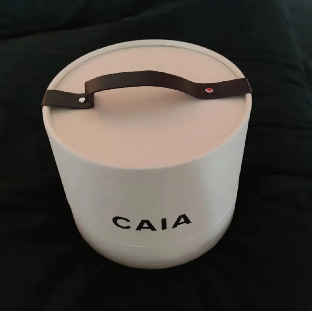 Säljer min Caia box från kalendern 2023, perfekt som låda/förvaring och snygg. Eftersom de bara är en låda så säljer jag den för 150/200. Accessoarer.