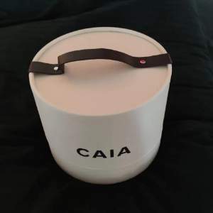 Säljer min Caia box från kalendern 2023, perfekt som låda/förvaring och snygg. Eftersom de bara är en låda så säljer jag den för 150/200