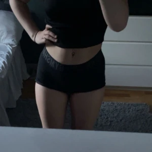 Gym shorts  - Säljer mina gym short den gym shark som är slut sålda och är suuuper sköna, men tyvärr har de blivit för små. Säljer de för 200kr