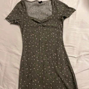 Ribbad klänning - En ribbad klänning med blommor från H&M. Storlek S. Använd endast 2 gånger. Köpte för 299kr säljer för 100kr. (Snabb affär=Billigare) Tryck inte på köp utan skriv till mig innan!