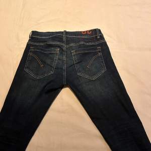 Säljer dessa feta jeans från dondup i storlek 29. Köpta på United fashion för 2500kr i gbg. Hör av er vid frågor!
