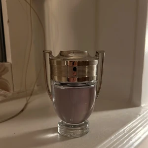 Rabanne - Invictus, EdT - Mycket fin parfym till våren och sommaren! Har använt den max 10 gånger
