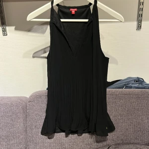 Topp - Svart veckad topp från guess med snörning. Nyskick💕