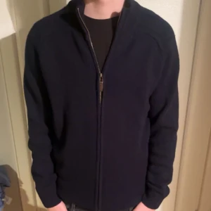 Stickad full zip - Säljer min stickade fullzip i storlek S. Den har inga defekter, den är sparsamt använd. Passar bra till alla årstider. Skriv ifall ni har några frågor så är det bara att dma. Först till kvarn😊