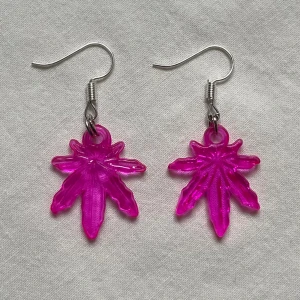 rosa weed örhängen - Semi-transparenta örhängen, formade som cannabis löv ❀ Använd gärna ”köp nu” ❀ Hör av dig vid köp av flera smycken, så skapar jag en personlig annons för din beställning ❀