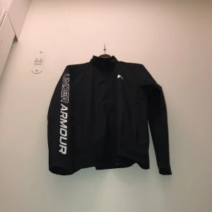 under armour windbreaker  - ua storm run jacket. väldigt bra skick, med tag