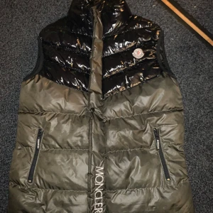 Minglet väst Stl L - Som ny Moncler väst . Finare än på fotot 