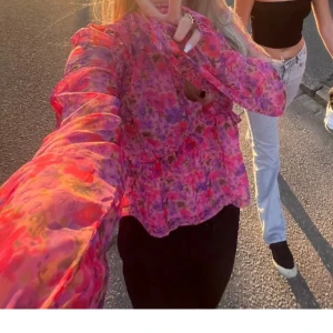 Blommig blus  - Säljer min knappt använda blus från bikbok, då den inte är min stil🥰🥰 (Första bilden är lånad) 
