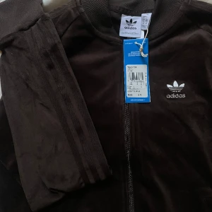 Helt ny velvour adidas kofta  - Aldrig använd