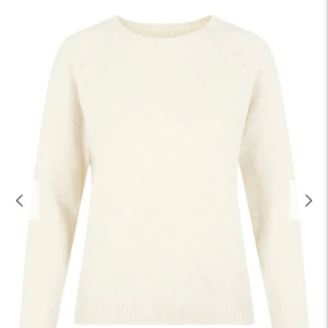 Stickad tröja  - Vit stickad tröja från Vero Moda. Tröjan är i storlek M och är endast använd fåtalet gånger😃. Snygg och skön stickad tröja💕