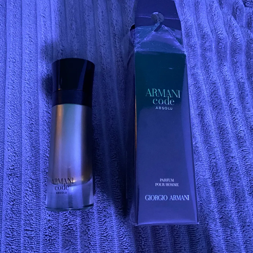 Hej jag säljer en Armani code absolu parfym. Som är slutsåld överallt och har en underbar doft!!  60ml helt ny bara öppnad!! . Accessoarer.