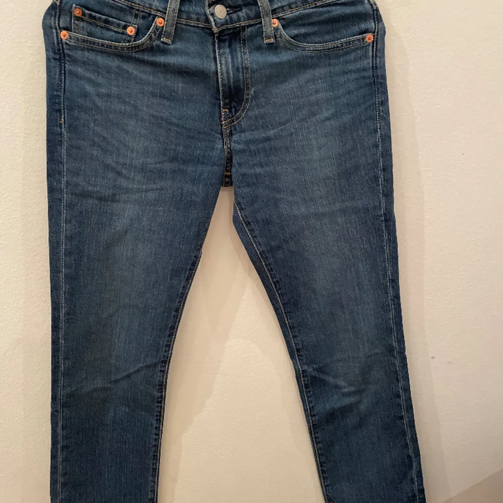Dessa jeans är i ett extremt bra skick 9/10 eftersom dem är använda 5 gånger. Storlek W28 L30. Det är en blå färg och priset kan diskuteras. Nypris 1100kr. Jeans & Byxor.