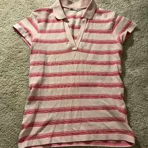 Rosa sommrig tajt tröja 💞🌸 - Tröja i storlek M som sitter jättefint på och passar perfekt nu till sommaren. Inga defekter och köparen står för frakten. Hör av dig vid frågor. ☀️⛱️🍉