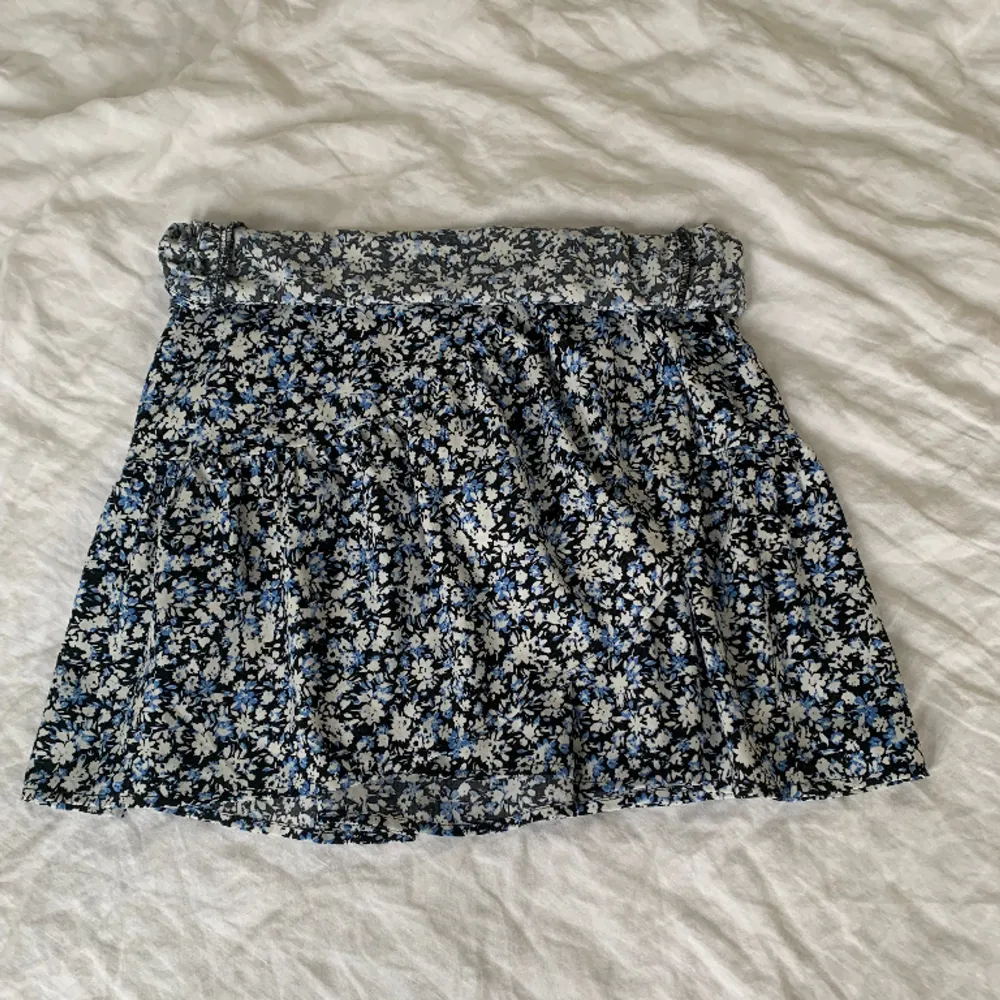 Jättegullig blommig kjol från Lindex, använd ett fåtal gånger och perfekt till sommaren! På första bilden är den nervikt 2 ggr i midjan för det var så jag brukade ha den❤️ liten volang rakt över kjolen❤️. Kjolar.