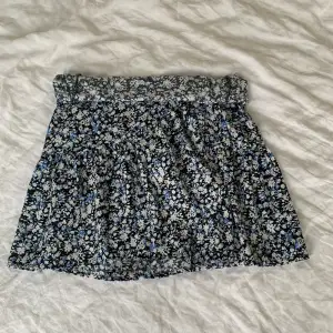 Jättegullig blommig kjol från Lindex, använd ett fåtal gånger och perfekt till sommaren! På första bilden är den nervikt 2 ggr i midjan för det var så jag brukade ha den❤️ liten volang rakt över kjolen❤️