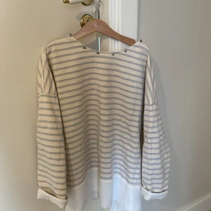 Zara basic tröja - Jätte gullig och fin zara dam tröja med stenar på. Den har en super fin volang nere och har kortare armar som slutar ungefär vid armvecket. stenar bak och fram. Säljer pga köpte begagnat men var förstor ❤️pris kan diskuteras. Kontakta för fler bilder