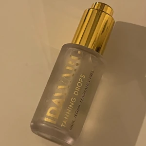 Helt nya tanning drops från Ida Warg! - Inköpt för 199 SEK.  Tanning Drops blandas enkelt med din favorit natt- eller dagkräm för ett gradvis solkysst resultat. Du kan välja resultat beroende på hur många droppar du blandar med ansiktskrämen.  Parfymfri 100% Vegansk Cruelty-free 45ml