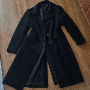 Zara kappa - Inte riktiga fickor, bara en fin detalj. Figursydd och väldigt elegant.  Lagning i ena armhålan inuti