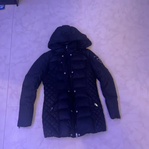 RockandBlue Jacka - Säljer nu dotterns RockandBlue jacka pris kan diskuteras, det är bara till att skriva vid frågor och intresse. Köparen får själv stå för frakt men kan även hämta jackan i malmö👍☺️ (Päls finns men diskuteras i pm👍)