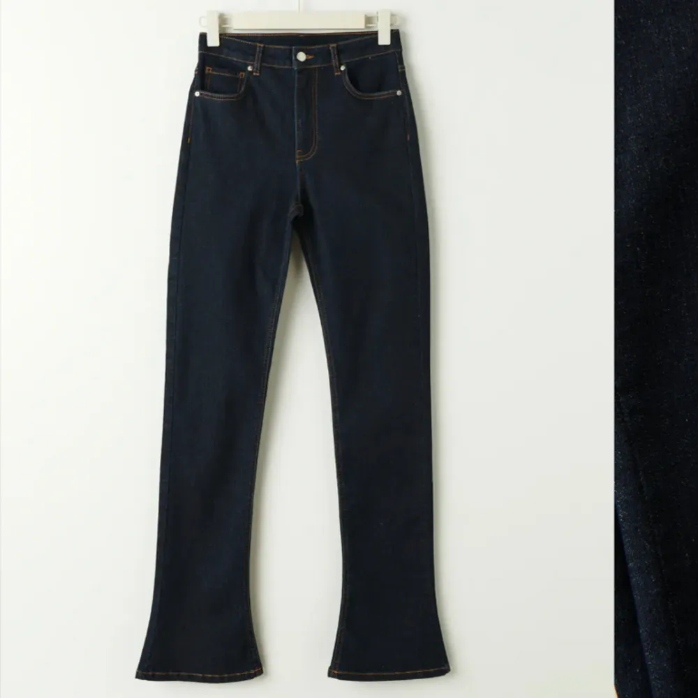 Mörkblåa bootcut jeans ifrån Gina tricot, storlek xs, slutsåld på hemsidan, skickar egna bilder vid intresse, 130kr. Jeans & Byxor.
