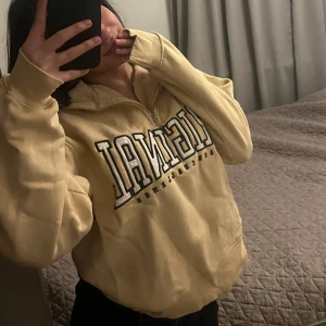 Tröja från Gina tricot - Den är använd ett par få gånger men är i bra skick utan skador eller fläckar. Dock är den lite skrynklig som jag självklart fixar vid köp av tröjan. 