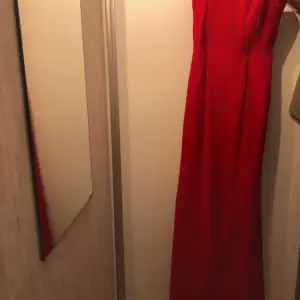 Lång röd klänning med paljetter.