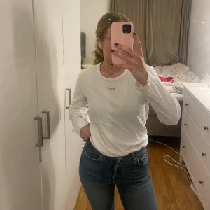 Vit tröja - Vit långärmad tröja från Esprit. Står att storlek är XXL men skulle säga att den är mer som M. Jag själv är S. 