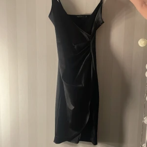 Klänning - Snygg satin klänning med en slits. Använd en gång 💕💕