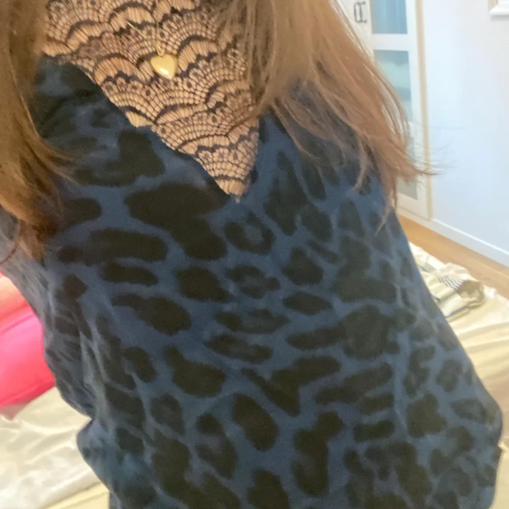 Skit snygg leopard topp aldrig använt köpt second hand och är i jättebra skick! Skitsnygg att ha på krök osv! 💕. Toppar.