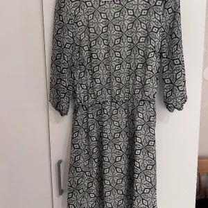 Mixade mönster kortklänning - I bra skick, används 2 gånger. Har storlek S men även fungerar för M. Av polyester