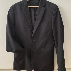 Kavaj - Svart kavaj från H&M, använt en del men i bra skick. Supersnygg över klänningar eller till ett par jeans, funkar både som oversize eller vanligt 💕 aningen figursydd men inte märkbart